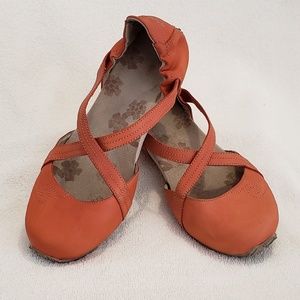 AHNU KARMA SIZE 8 YOGA-INSPIRED FLATS